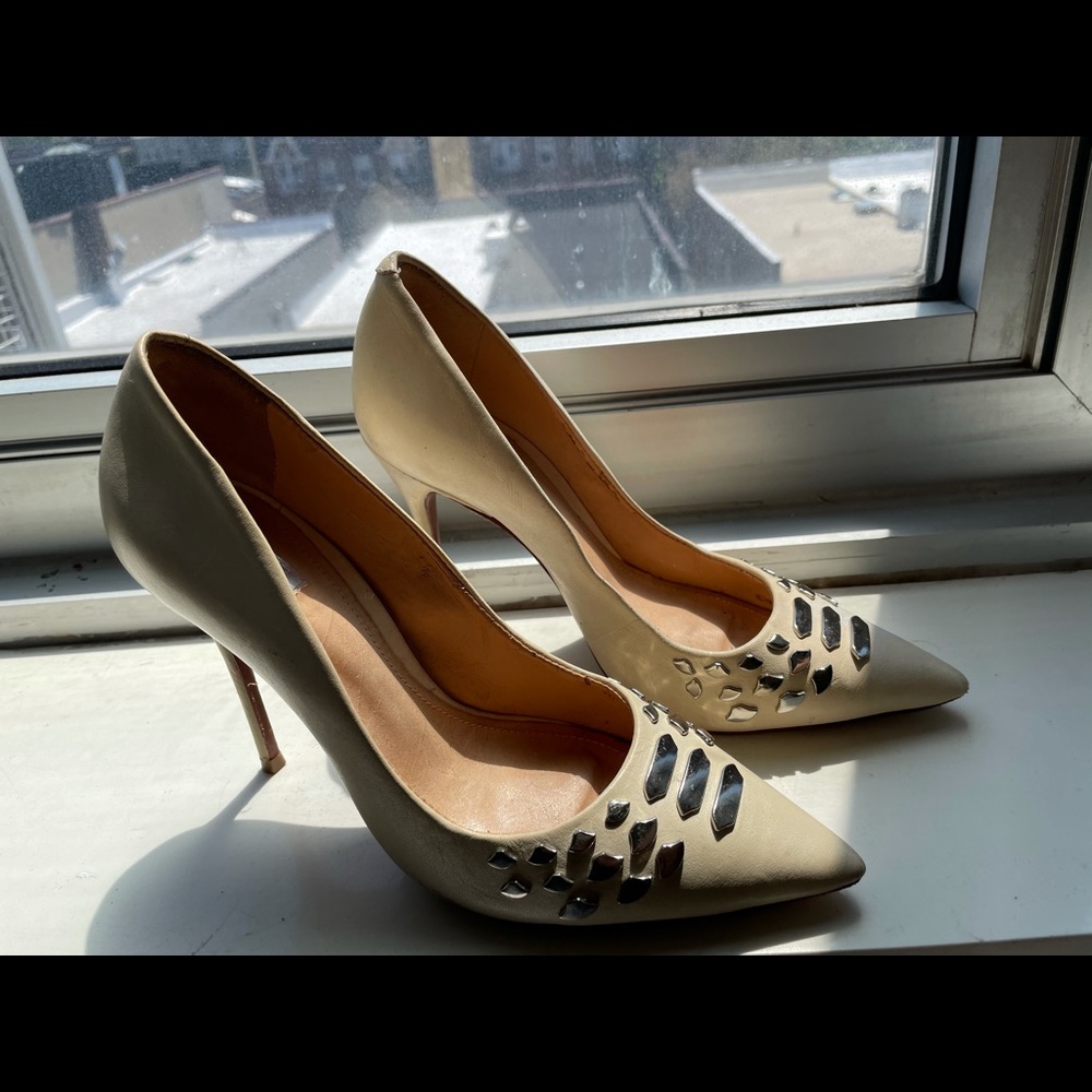 Schutz Pump in off white